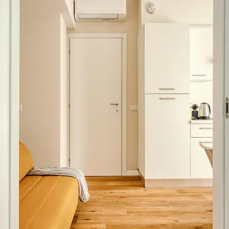 Hostmate - - Imperia's Serenity - Romolo * Милан