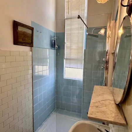 Lili House בית אירוח