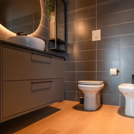 Skyline House - Free Parking & Terrace Apartment *