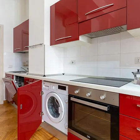 Elegant Near Bocconi Apartament