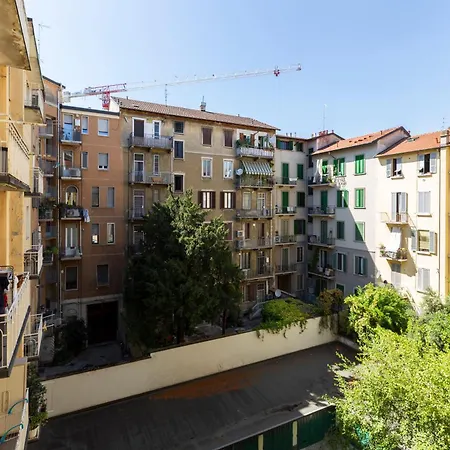 Colorful Porta Romana Apartment