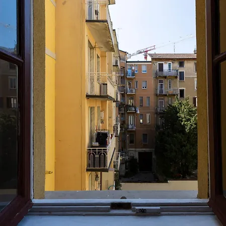 Colorful Porta Romana Apartment