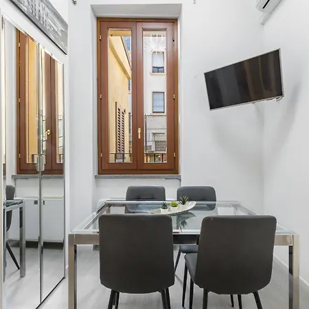 White - Duomo - 6 Posti Milan