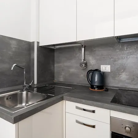 Guesthost - Near Parco Adriano *