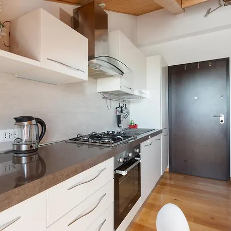 Guesthost- Lambrate Cosy Balcony ميلان