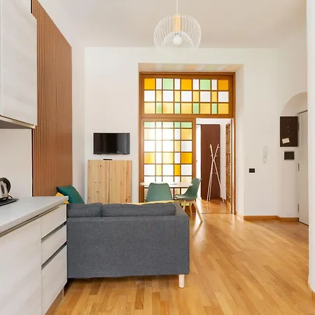 Guesthost - Cosy Lodi M3 Subway Yellow Line