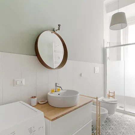 Guesthost - M4 Argonne Balcony Апартаменты Милан