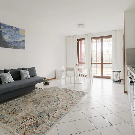 Guesthost - Bright With Garden