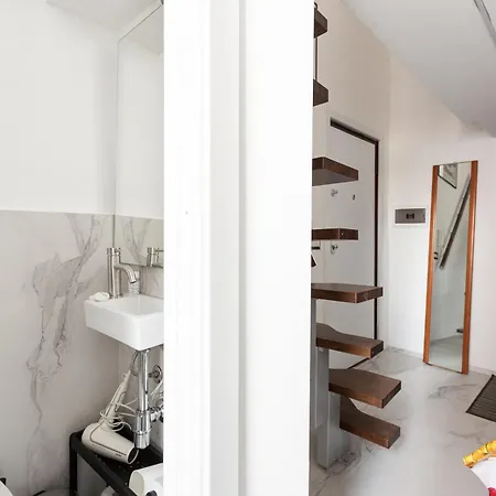 Guesthost - With Wifi & Ac- Calvairate Appartement