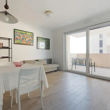 Guesthost - Milano-affori Balcony Apartment *