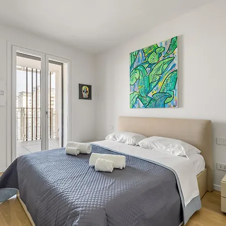 Guesthost - Brand New Renovated Terrace Apartment *