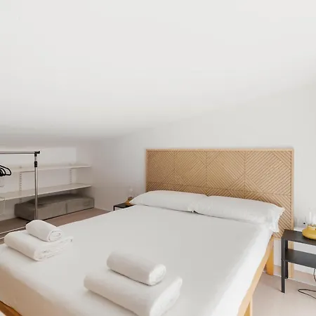 Guesthost - Bright Navigli Appartement