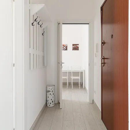 Guesthost - Piazza Tripoli Bright Милан