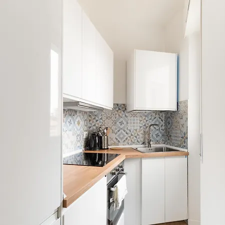 Guesthost - Bright M1 Pasteur