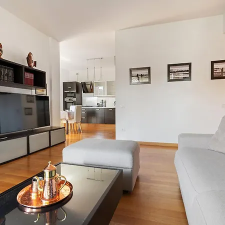 Moderno Bilocale Con Terrazzo, Life アパート ミラノ