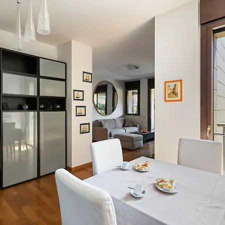 Moderno Bilocale Con Terrazzo, Life アパート ミラノ