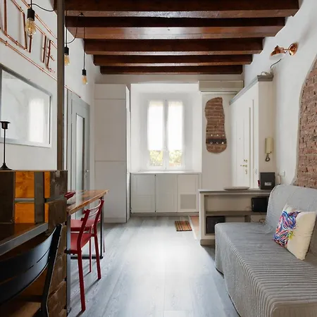 Guesthost - Stylish Industrial Flat Near Navigli 아파트 밀라노