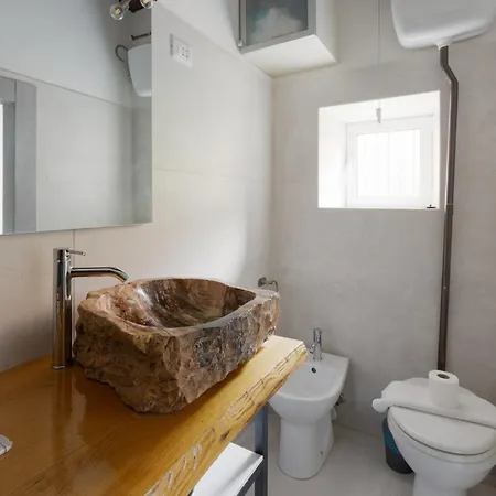 Guesthost - Stylish Industrial Flat Near Navigli 아파트 밀라노