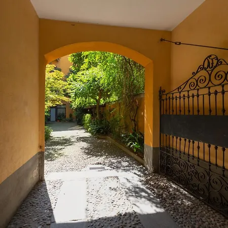 Guesthost - Stylish Industrial Flat Near Navigli 아파트 밀라노