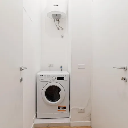 Guesthost - Near Parco Adriano *