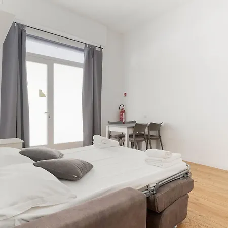 Guesthost - Near Parco Adriano