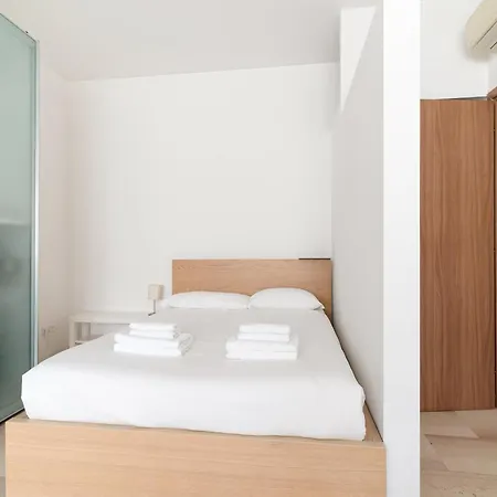 Apartment Guesthost - Bright With Parking Milan