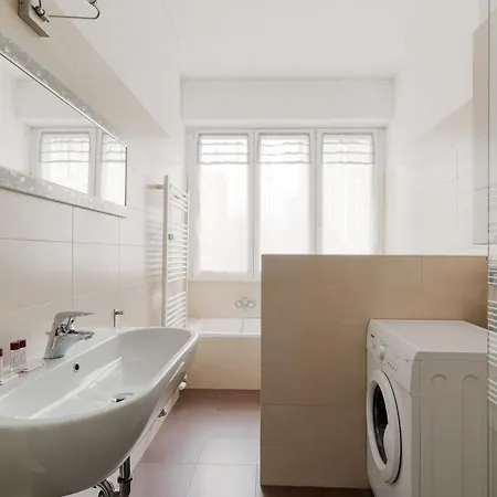 Guesthost - Bright With Parking Apartment