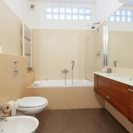 Guesthost - M1 Lima Roomy With Balconies