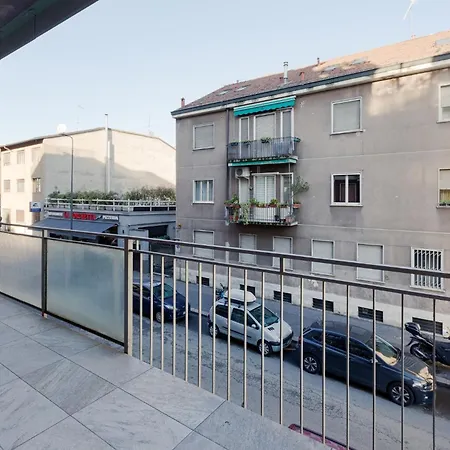 Guesthost - M4 Frattini Modern With Balcony X4 米兰