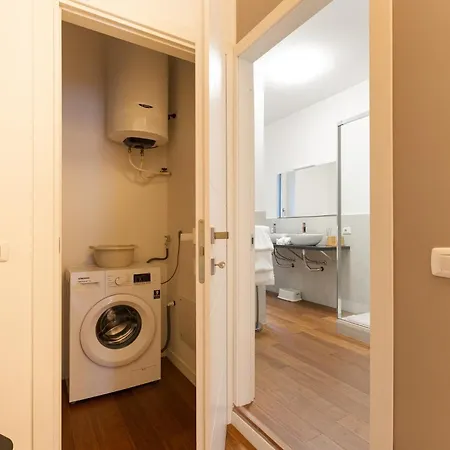 Guesthost - M4 Frattini Modern With Balcony X4 米兰