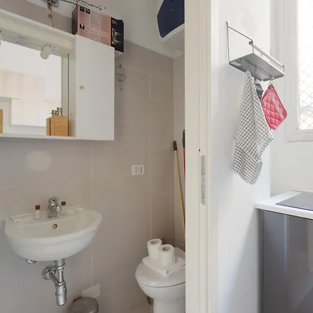 Guesthost - Cosy In The Heart Of *