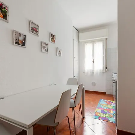 아파트 Guesthost - Unimi & Politecnico Roomy With Balcony 밀라노
