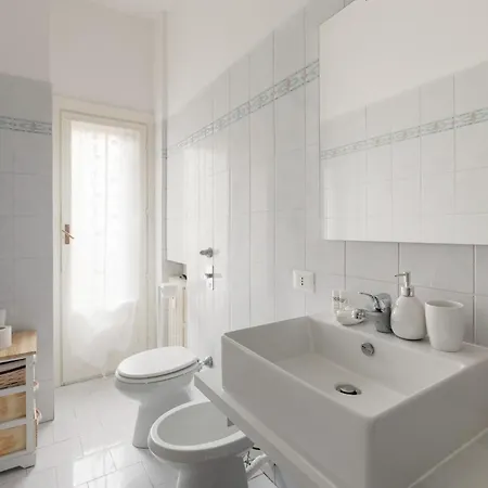 Guesthost - Unimi & Politecnico Roomy With Balcony Apartment