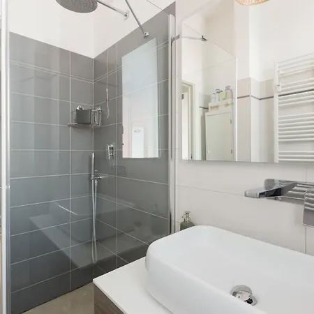 Guesthost - M4 Argonne Cosy