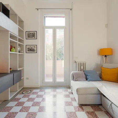 Guesthost - M4 Argonne Cosy