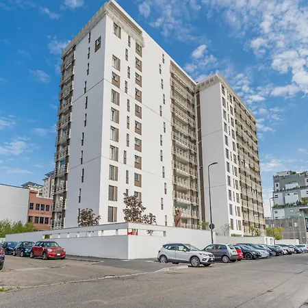 Guesthost - Brand New Renovated Terrace Apartamento