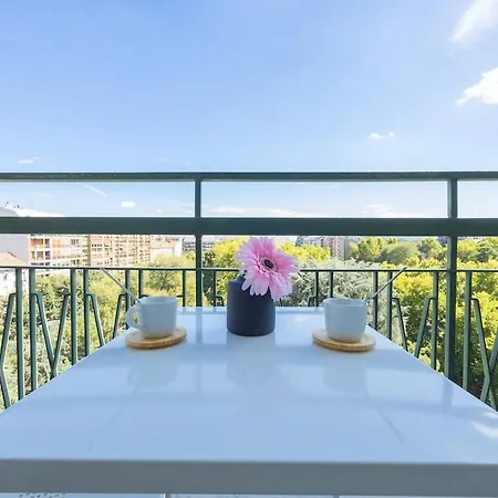 Apartment Bright & Cozy 2 Bedroom Flat 50m From M4 Stop Milan