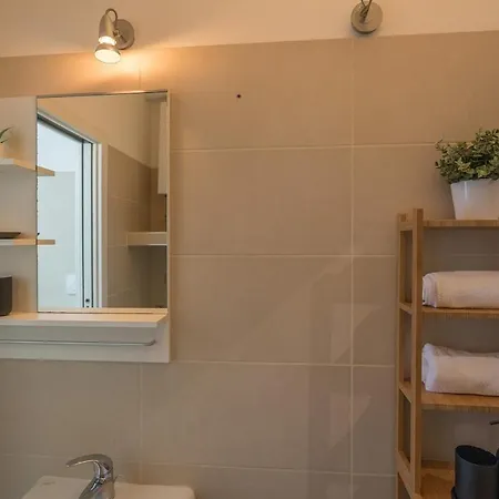 Bright & Cozy 2 Bedroom Flat 50m From M4 Stop Apartment