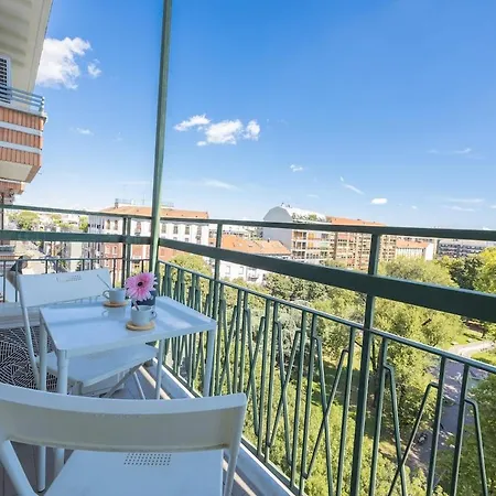 Apartment Bright & Cozy 2 Bedroom Flat 50m From M4 Stop *