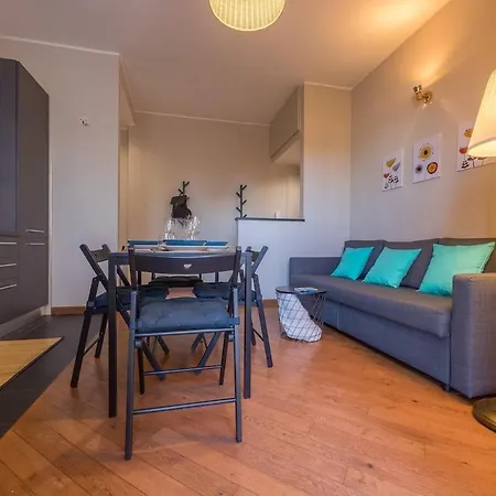 Bright & Cozy 2 Bedroom Flat 50m From M4 Stop Milan