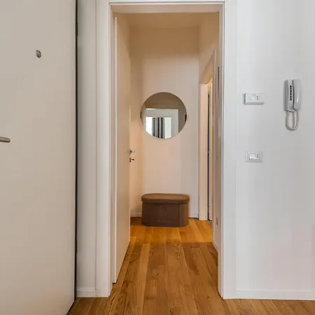 Intrho Isola Luxury , Modern & Cozy