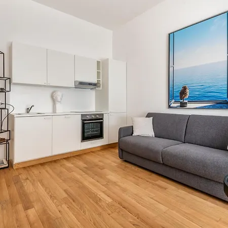 아파트 Intrho Isola Luxury , Modern & Cozy *