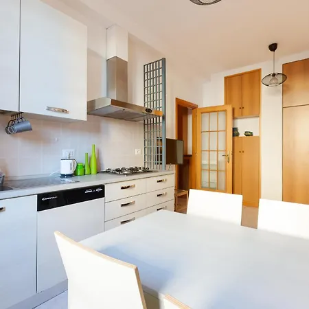 Guesthost - Yellow Charm - With Two Bedrooms In