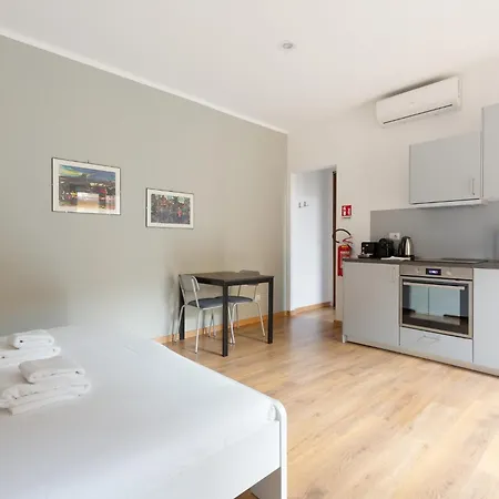 Guesthost - Bright With Balcony In Apartment