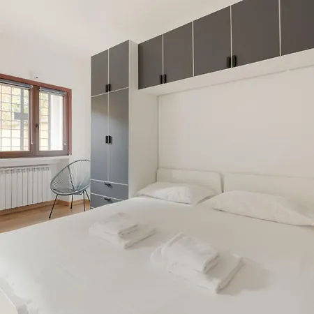 Guesthost - Bright With Balcony In Apartment *