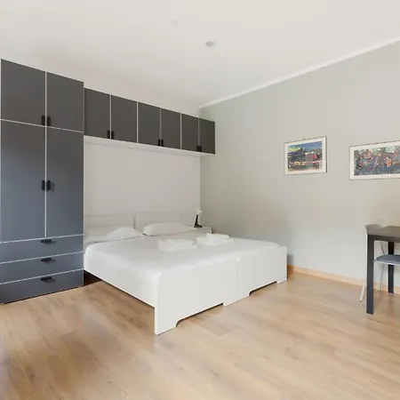 Guesthost - Bright With Balcony In Apartment Milan