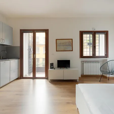 Guesthost - Bright With Balcony In Apartment