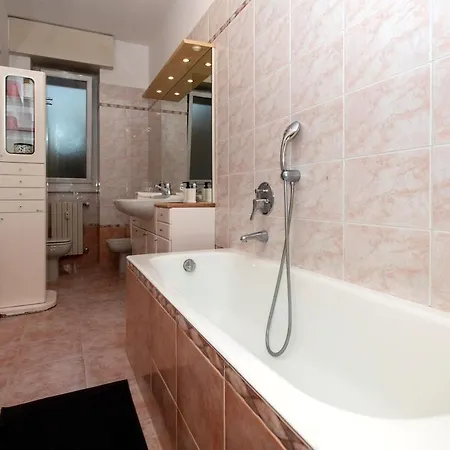 Spacious Near Bocconi * 밀라노