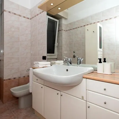 아파트 Spacious Near Bocconi