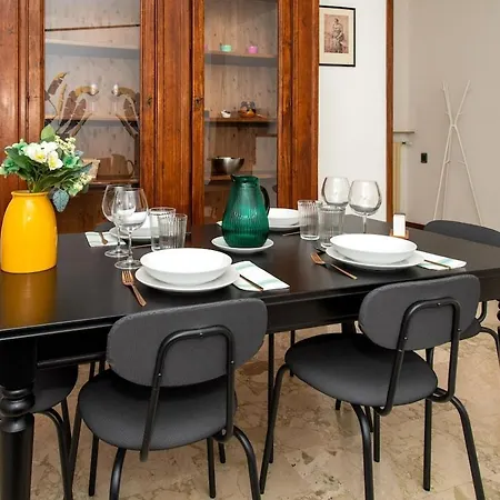 Spacious Near Bocconi 아파트